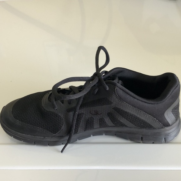 CHAMPIONS ALL BLACK MEMORY FOAM SNEAKERS. SIZE US9 - Picture 9 of 14